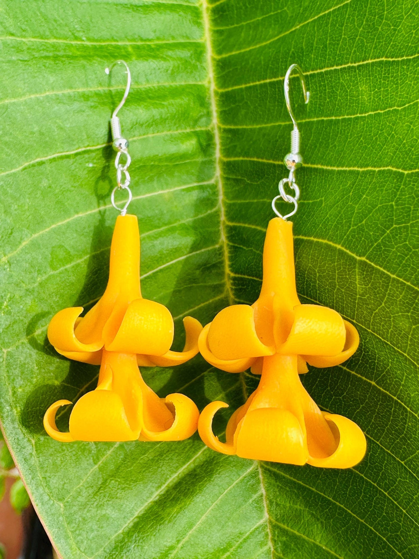 Hawaiian Flower Dangle Earrings – Puakenikeni, Crown Flower, or Pakalana