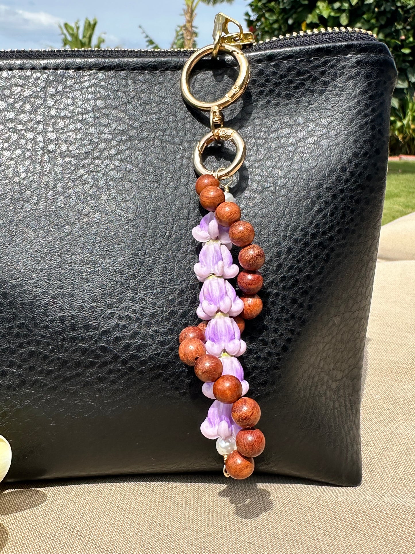 Hawaiian Lei Bag Chain – Sandalwood Beads with Island Flower Charm