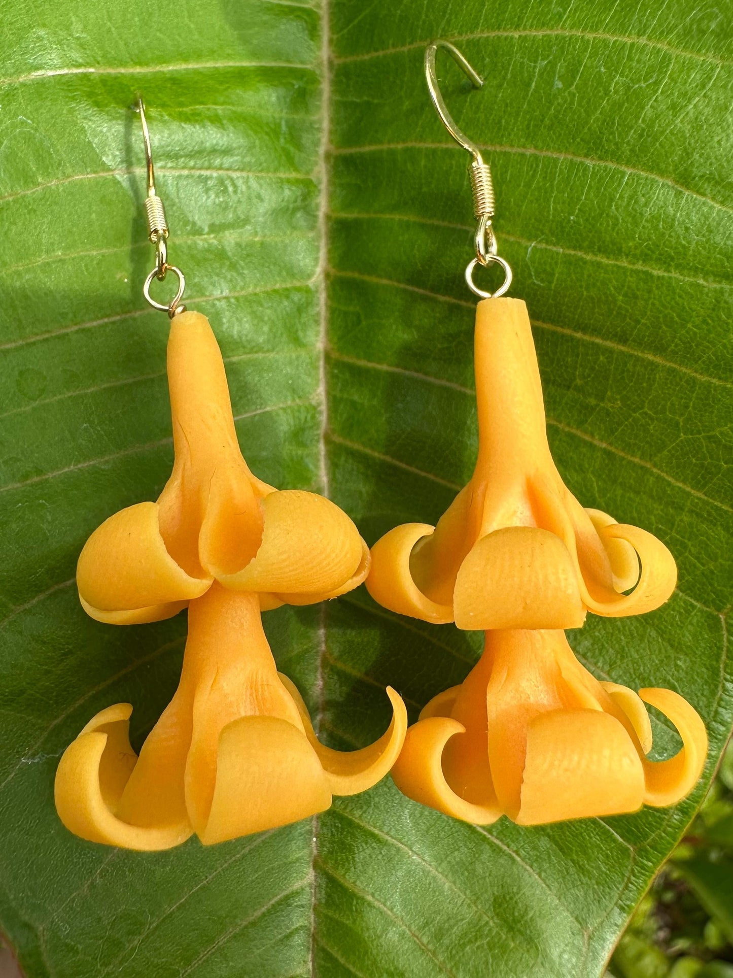 Hawaiian Flower Dangle Earrings – Puakenikeni, Crown Flower, or Pakalana