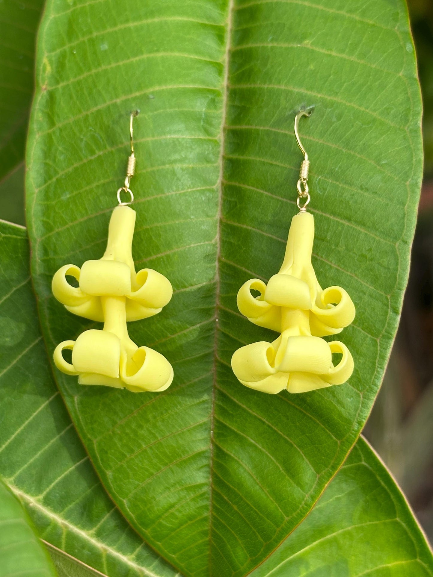 Hawaiian Flower Dangle Earrings – Puakenikeni, Crown Flower, or Pakalana